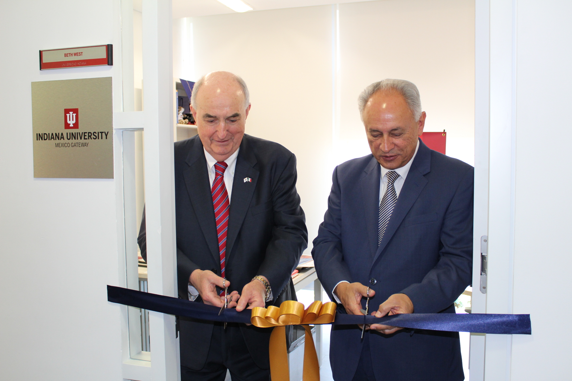 President McRobbie cutting a ribbon at the Mexico gateway office.
